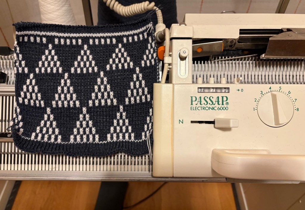 Cómo sustituir la Consola de la tricotosa Passap E6000 con una placa Arduino + Knitty. How to replace the Passap E6000 knitting machine’s Console with an Arduino Board + Knitty.